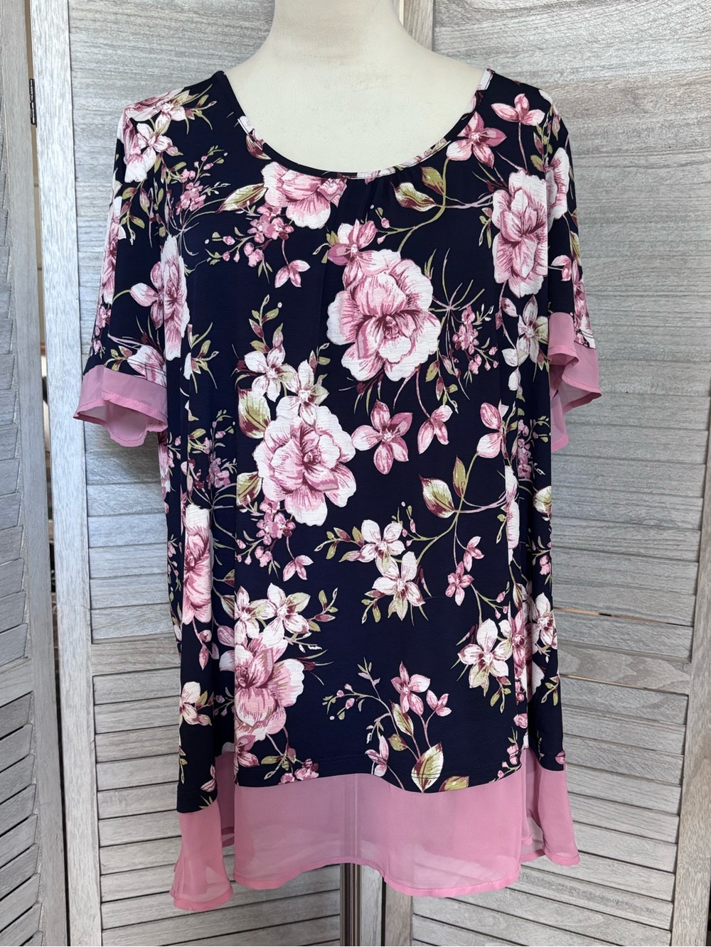 NAÏF Short Sleeve Floral & Pink Chiffon Trim Blouse Dark Navy & Pink Plus SZ 1X.